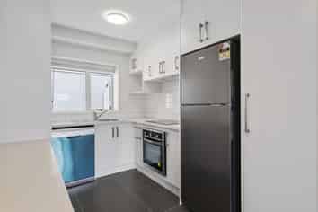 2J/4045 Great North Road, Glen Eden