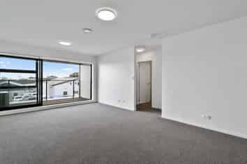 2J/4045 Great North Road, Glen Eden