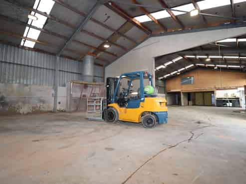 Functional workshop/warehouse plus large yard 