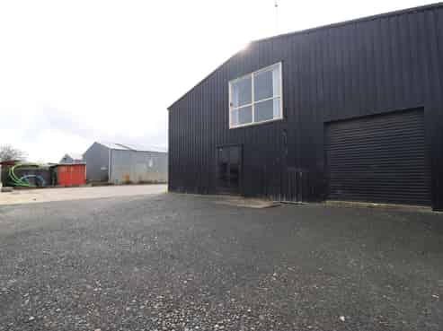 Functional workshop/warehouse plus large yard 