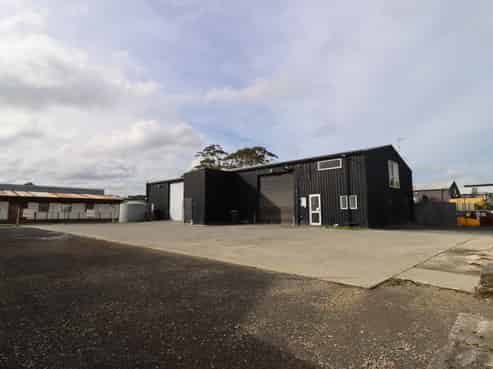 Functional workshop/warehouse plus large yard 