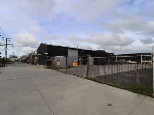 Functional workshop/warehouse plus large yard 