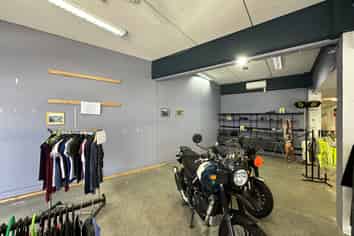 Central showroom/office with 15 car parks