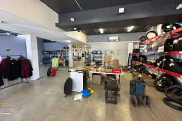 Central showroom/office with 15 car parks