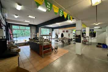 Central showroom/office with 15 car parks