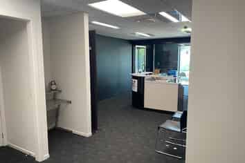 Convenient Multi-use Showroom/Office