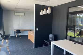 Convenient Multi-use Showroom/Office