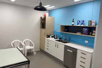 Convenient Multi-use Showroom/Office
