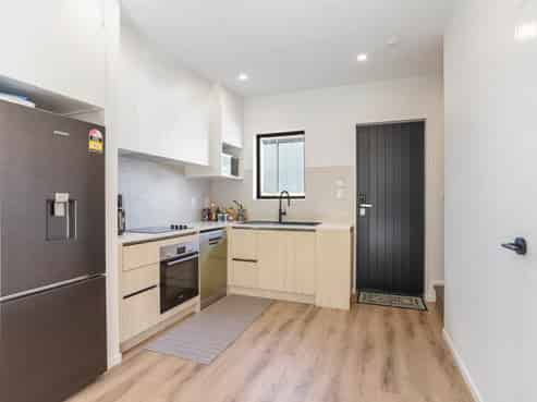 2/285 Te Atatu Road, Te Atatu South