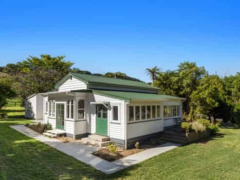 1353 Manawahe Road, Manawahe