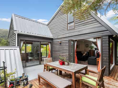 4 Lady Bell Grove, Lowry Bay