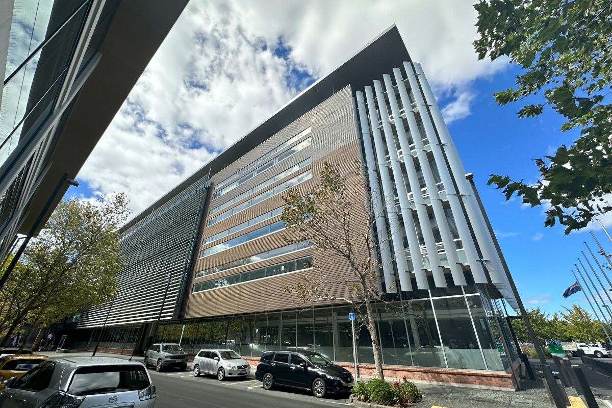 High Quality Office in the Heart of Henderson - Vista 2