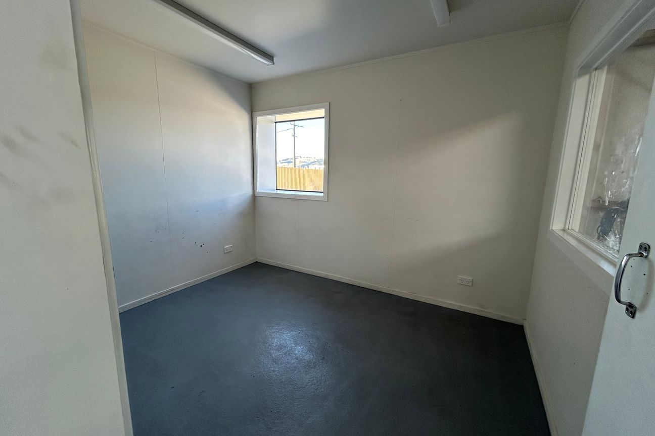 Large Warehouse with Yard - Bild 6