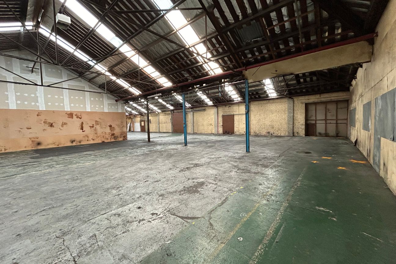 Large Warehouse with Yard - Bild 3