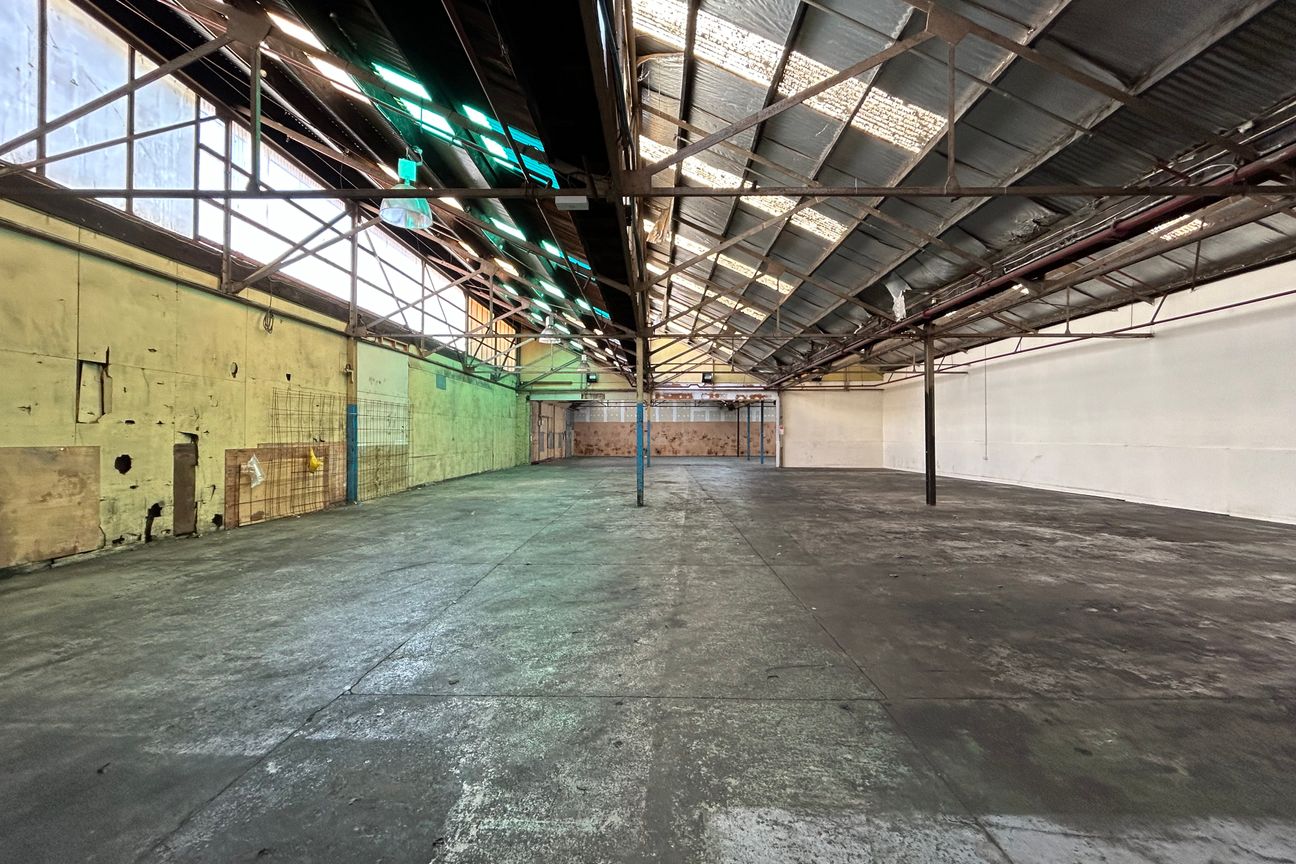 Large Warehouse with Yard - Bild 5