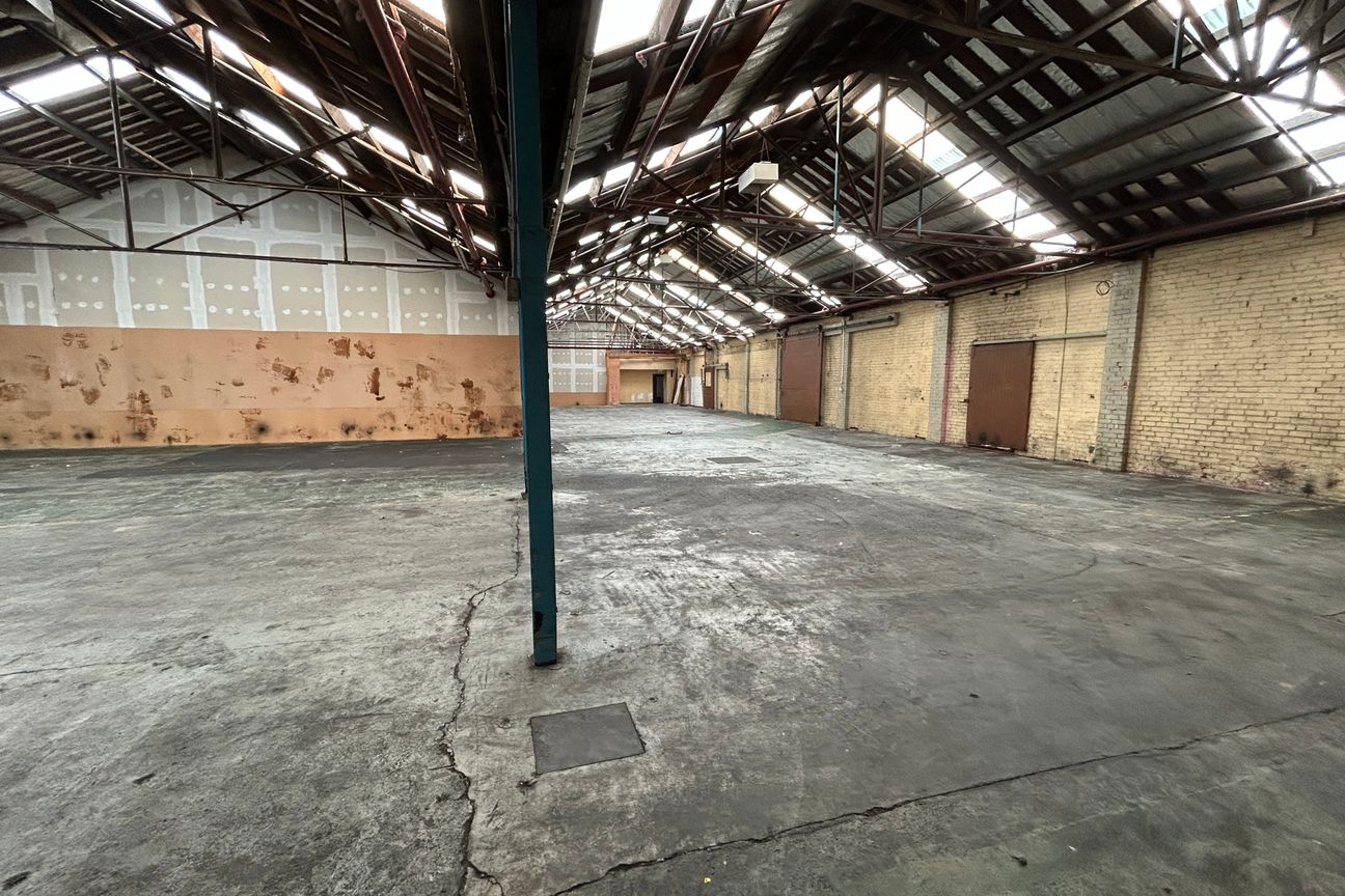 Large Warehouse with Yard - Bild 2