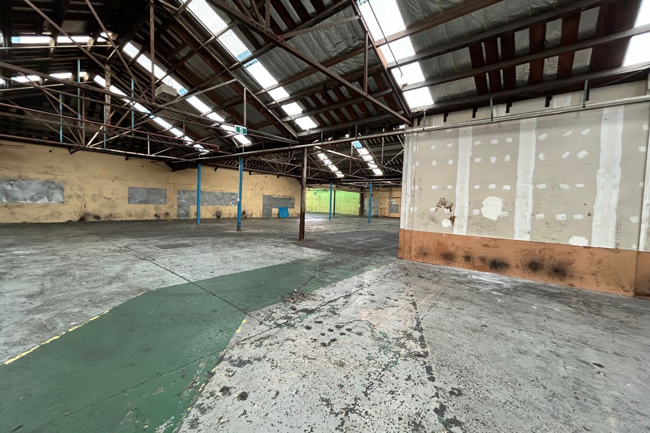 Large Warehouse with Yard - Bild 4