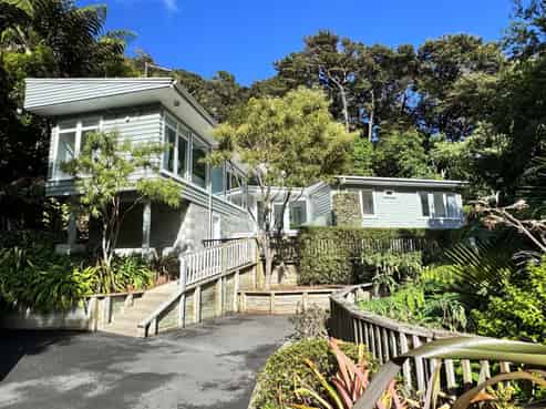 2 Huia Road, Days Bay