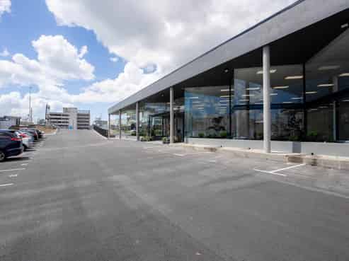 LARGE BEAUTIFUL SHOWROOM
