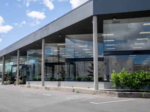 LARGE BEAUTIFUL SHOWROOM
