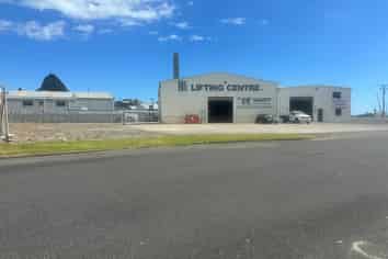 Modern Moturoa Workshop with Secured Yard