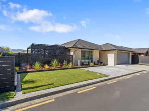 94 Riverstone Drive, Riverstone Terraces