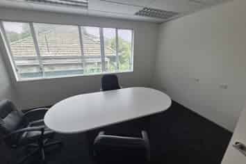 Office with 10 Carparks - 10 mins to town!
