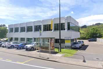 Office with 10 Carparks - 10 mins to town!
