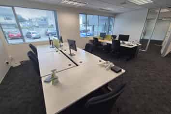 Office with 10 Carparks - 10 mins to town!