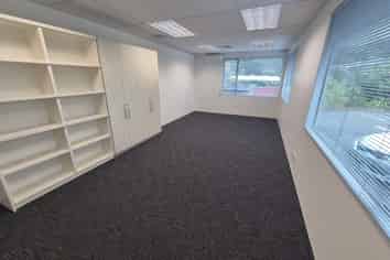 Office with 10 Carparks - 10 mins to town!