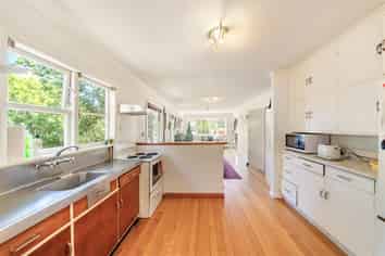  34 Bassett Road, Johnsonville