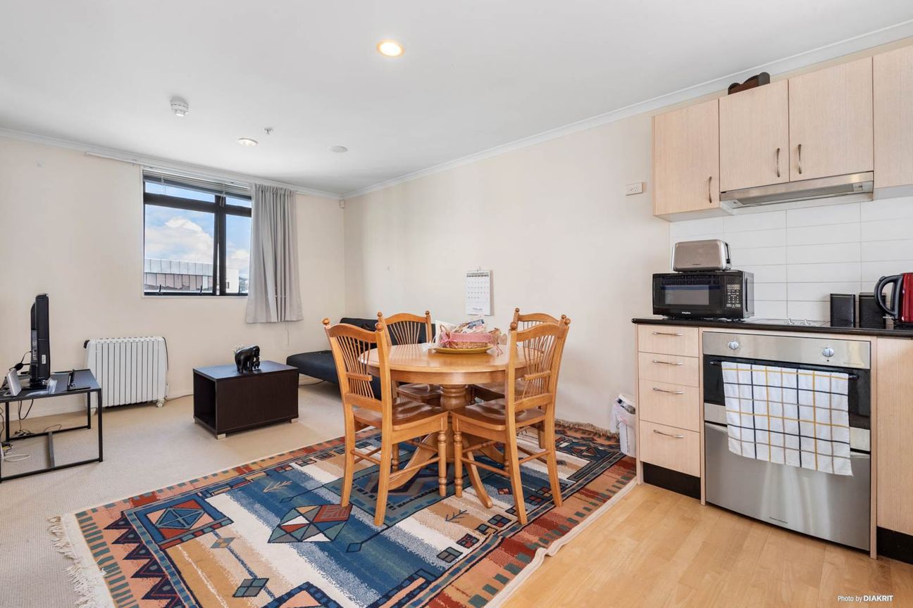Stunning Top-Floor Oasis in the Heart of Newmarket - Widok 3