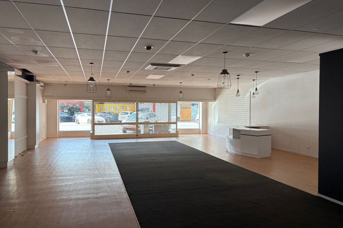Popular retail location for lease - Vista 4