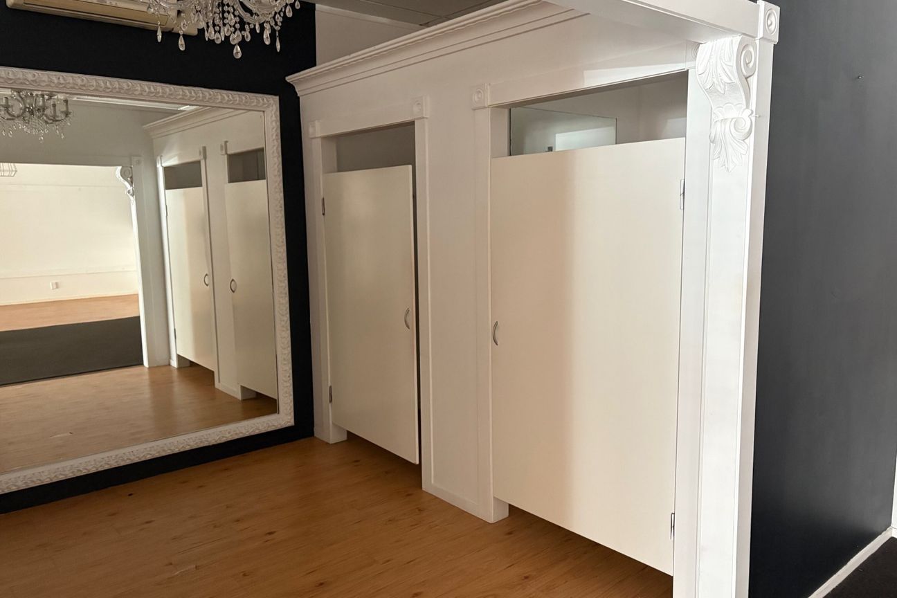 Popular retail location for lease - Vista 5
