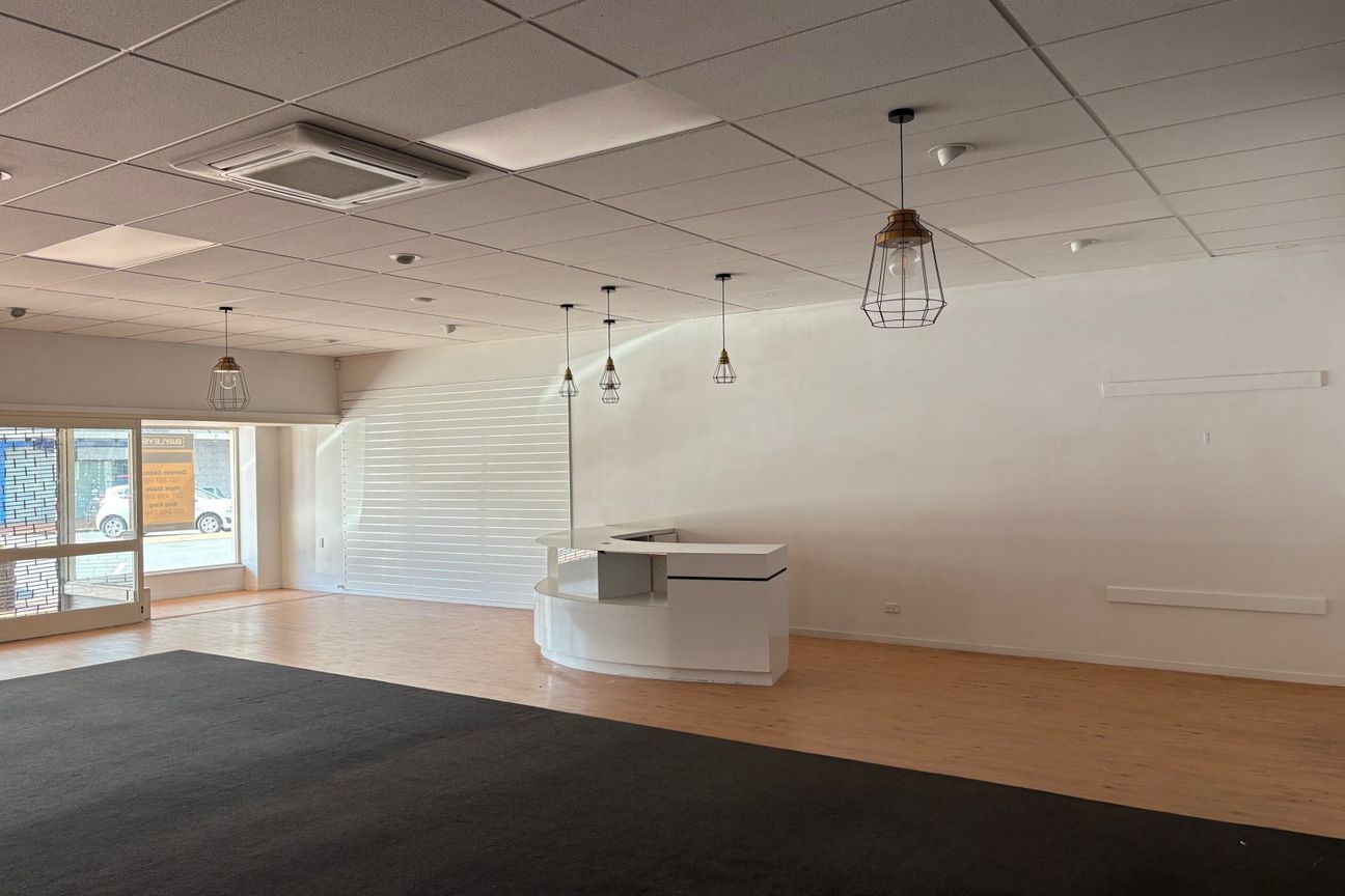 Popular retail location for lease - Vista 3