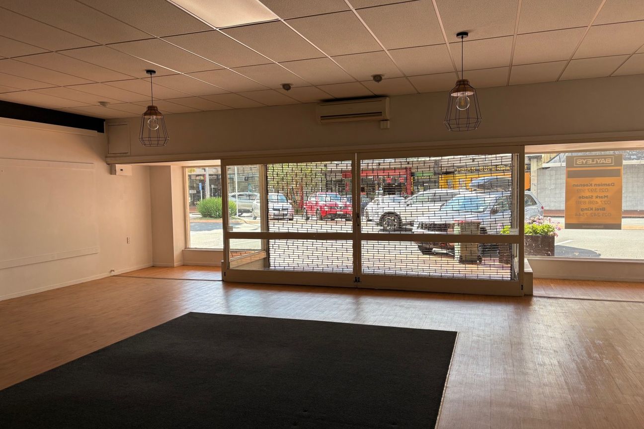 Popular retail location for lease - Vista 2