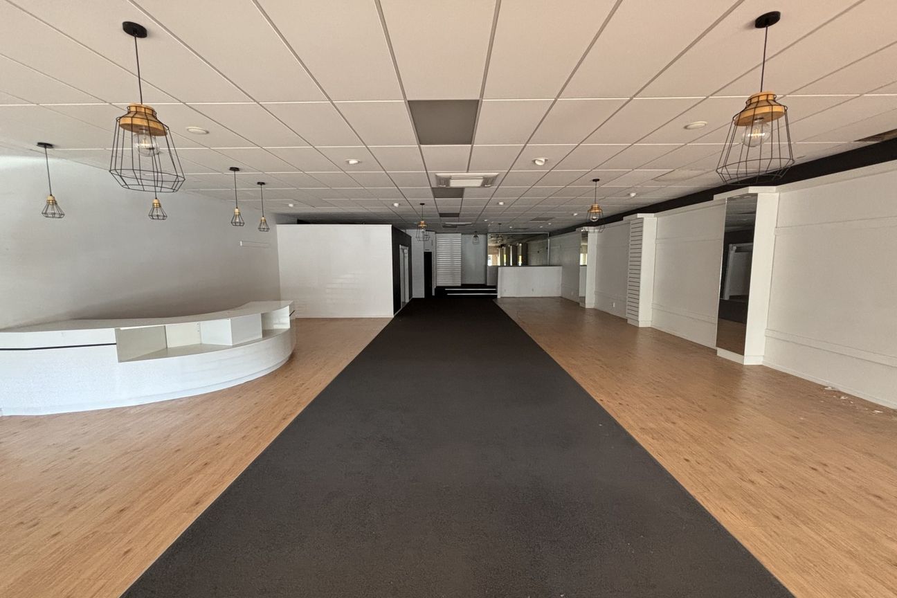 Popular retail location for lease - Vista 6