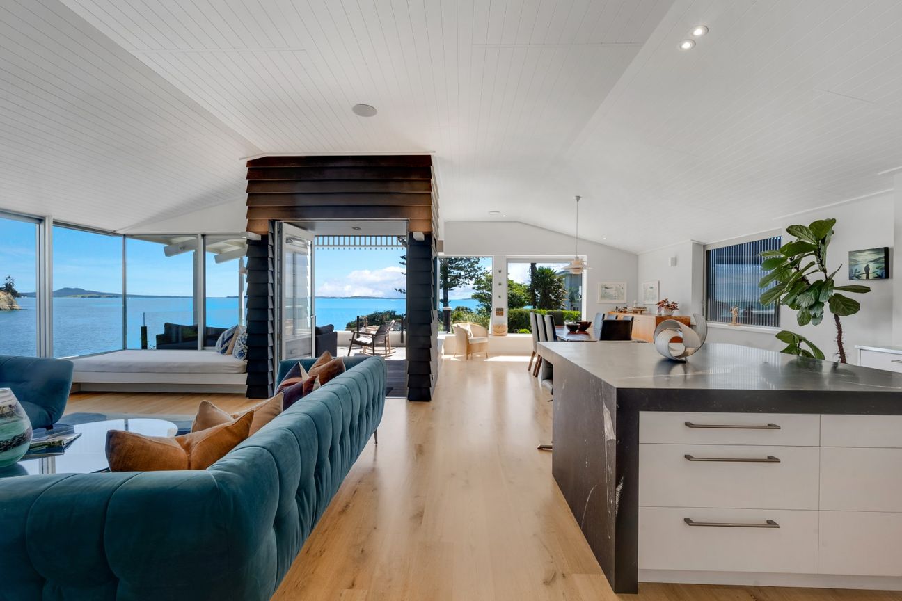 Award winning waterfront masterpiece - Vista 4