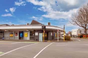 Papanui - High Profile Corner Position!