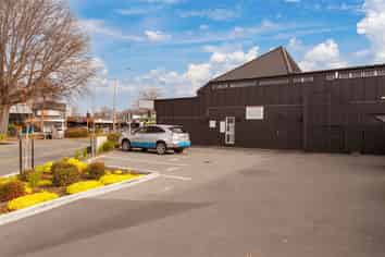 Papanui - High Profile Corner Position!