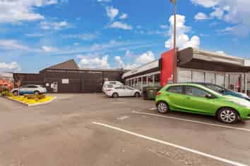 Papanui - High Profile Corner Position!