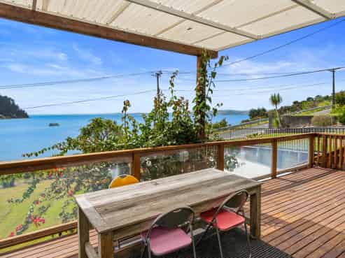 12 Bay View Road, Pouto