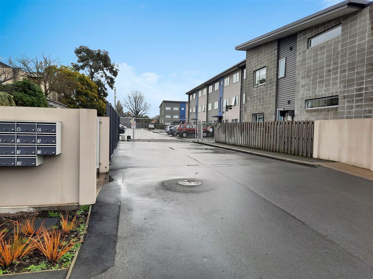 Apartment with Two Car Parks