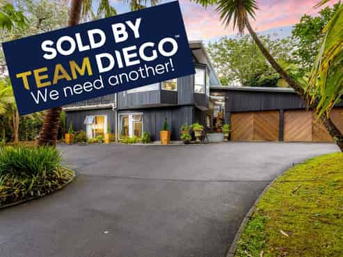 834 West Coast Road, Waiatarua