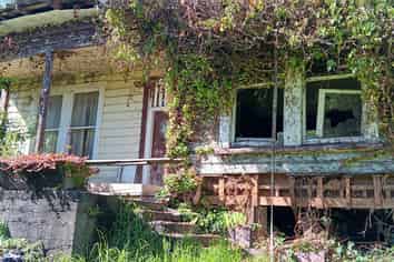 37 Back Road, Granity