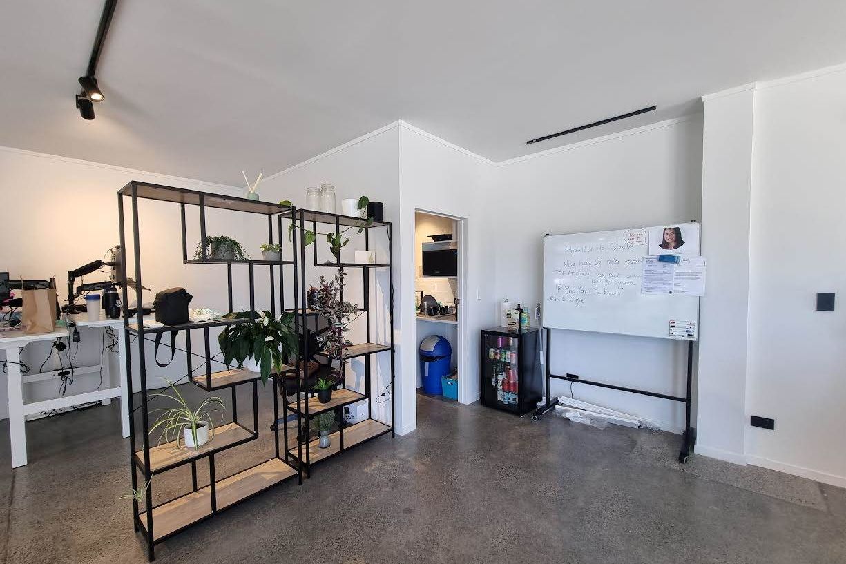 SLEEK SHOWROOM/OFFICE - View 3