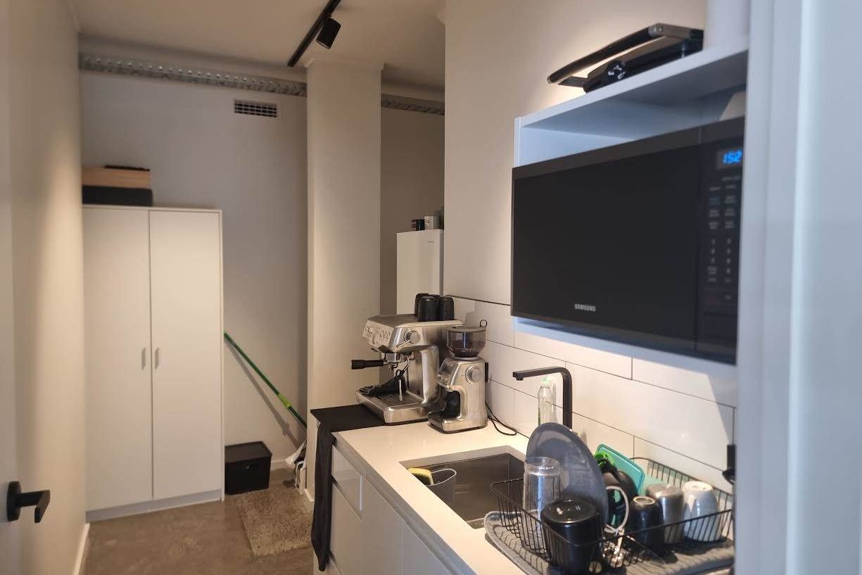 SLEEK SHOWROOM/OFFICE - View 5