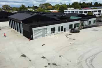 1400M2 Warehouse With Sizable Yard Options