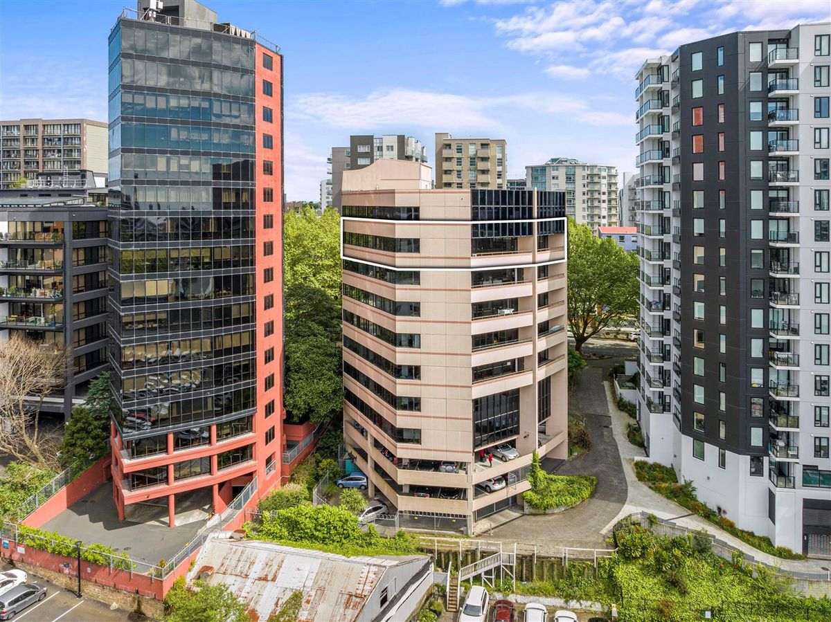 Well Positioned Office Space Available - Més