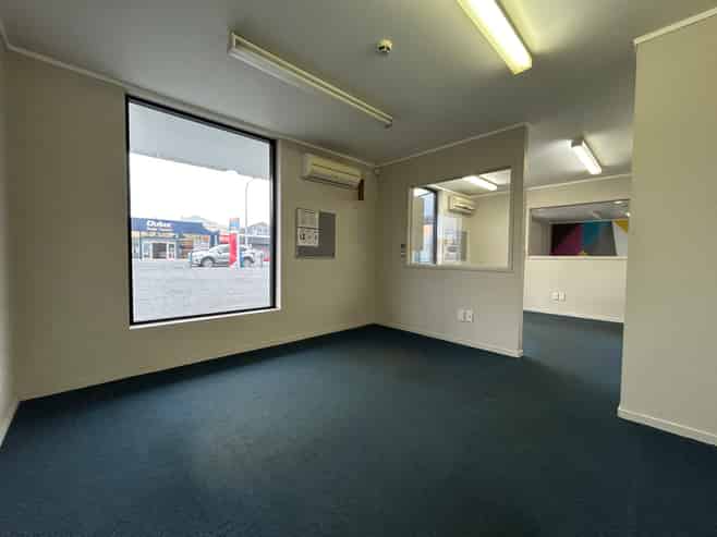 Versatile Building with 13 Car Parks